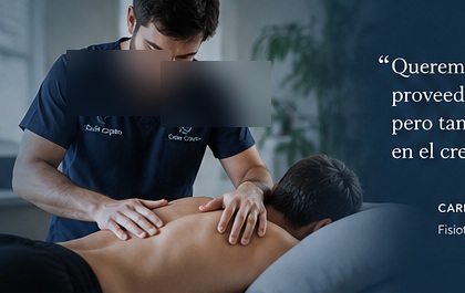 Profesional de fisioterapia realizando tratamiento manual
